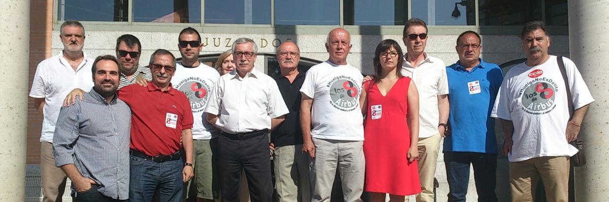 Dirigentes de CCOO acompaan a los 8 de Airbus en la puerta de los Juzgados de Getafe